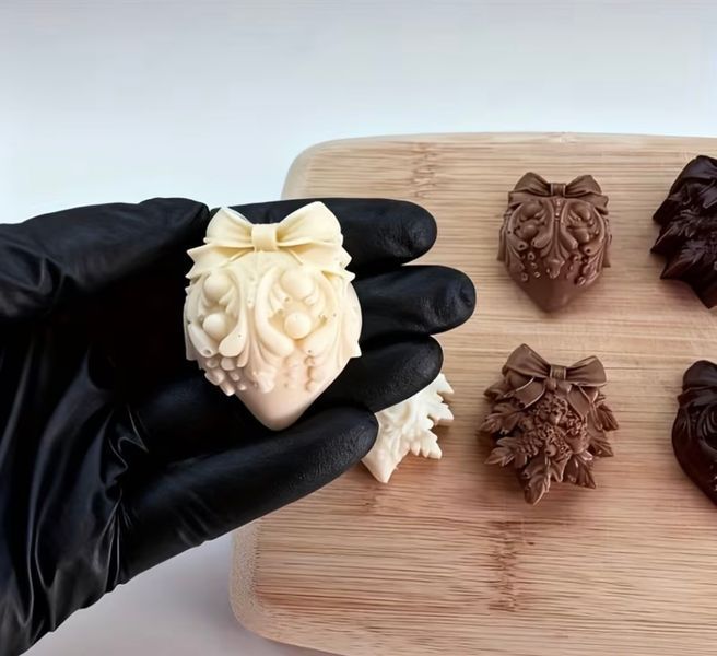 Цукерки шоколадні LAVIVA CHOCOLATE Новорічні іграшки, 240г UA-0404-1 фото