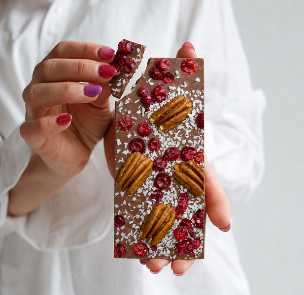 Шоколад молочный LAVIVA CHOCOLATE Смородина UA-0040 фото